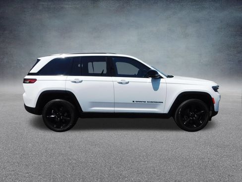 Used 2024 Jeep Grand Cherokee Altitude AWD/4WD image 2