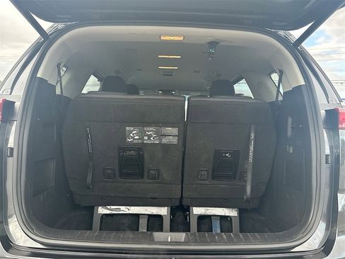 Used 2024 Kia Carnival EX image 16