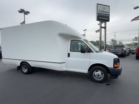 Used 2017 GMC Savana 3500 RWD image 2