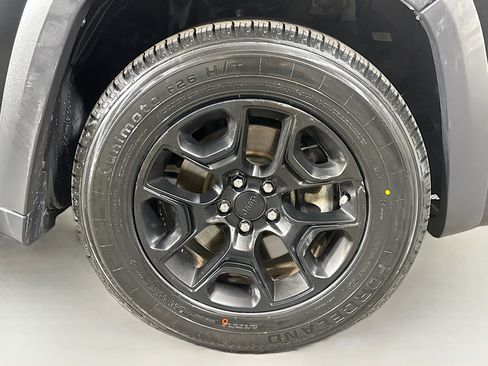 Used 2022 Jeep Cherokee Latitude AWD/4WD image 31