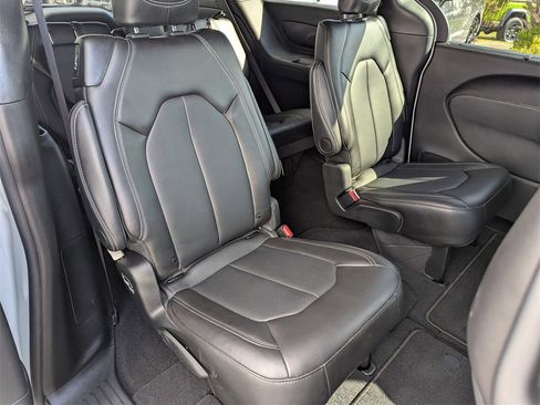 New 2025 Chrysler Pacifica Select image 31