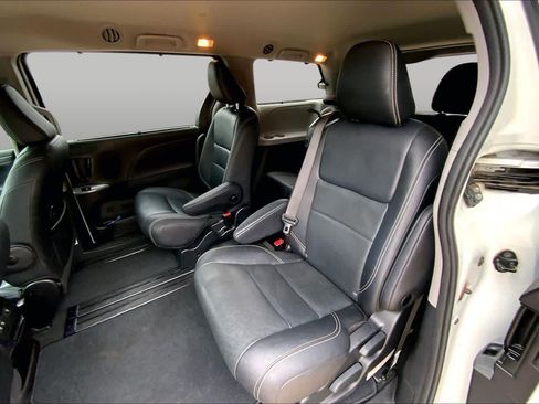 Used 2020 Toyota Sienna SE FWD image 19