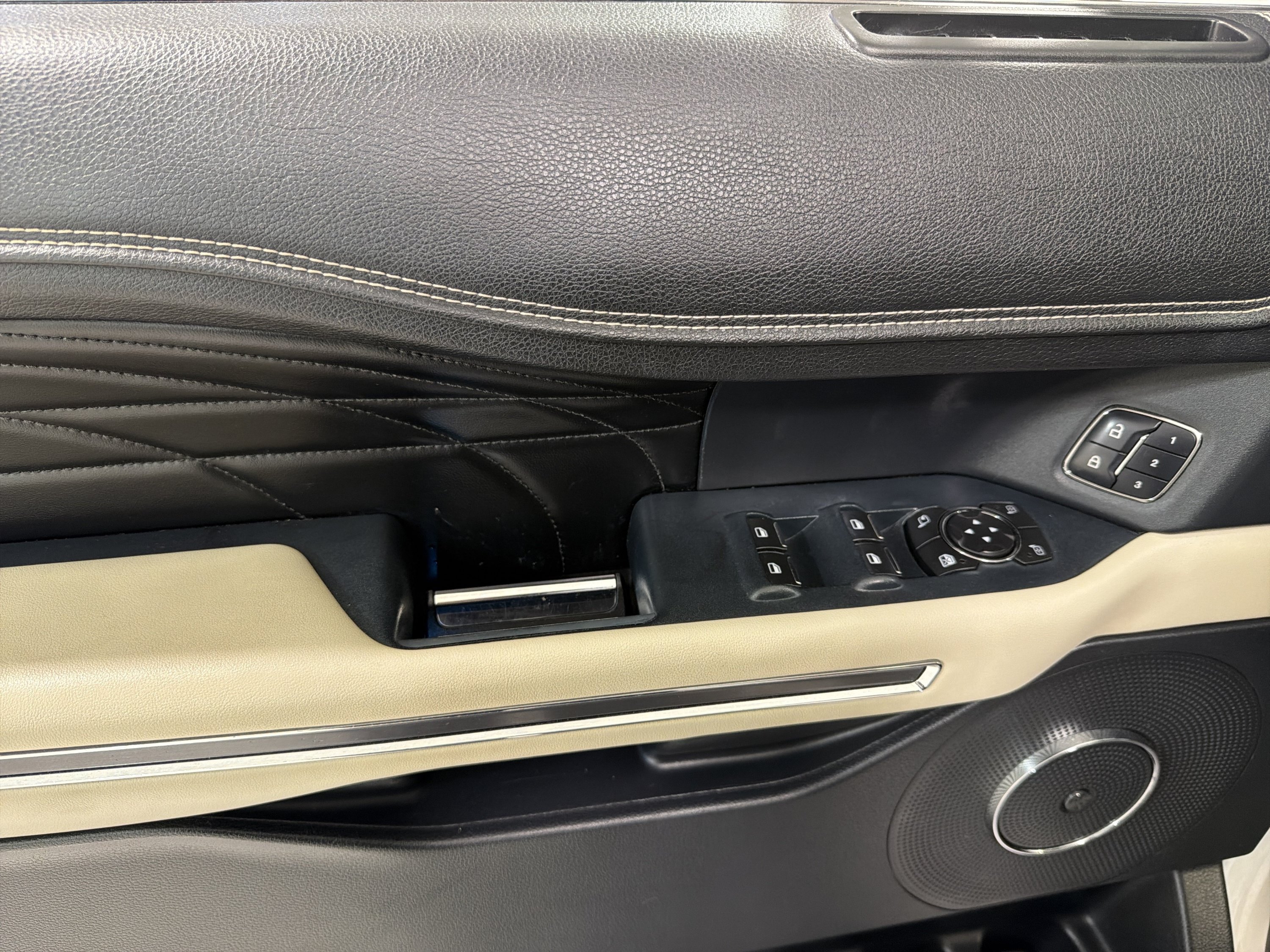 Used 2018 Ford Expedition Platinum RWD image 16