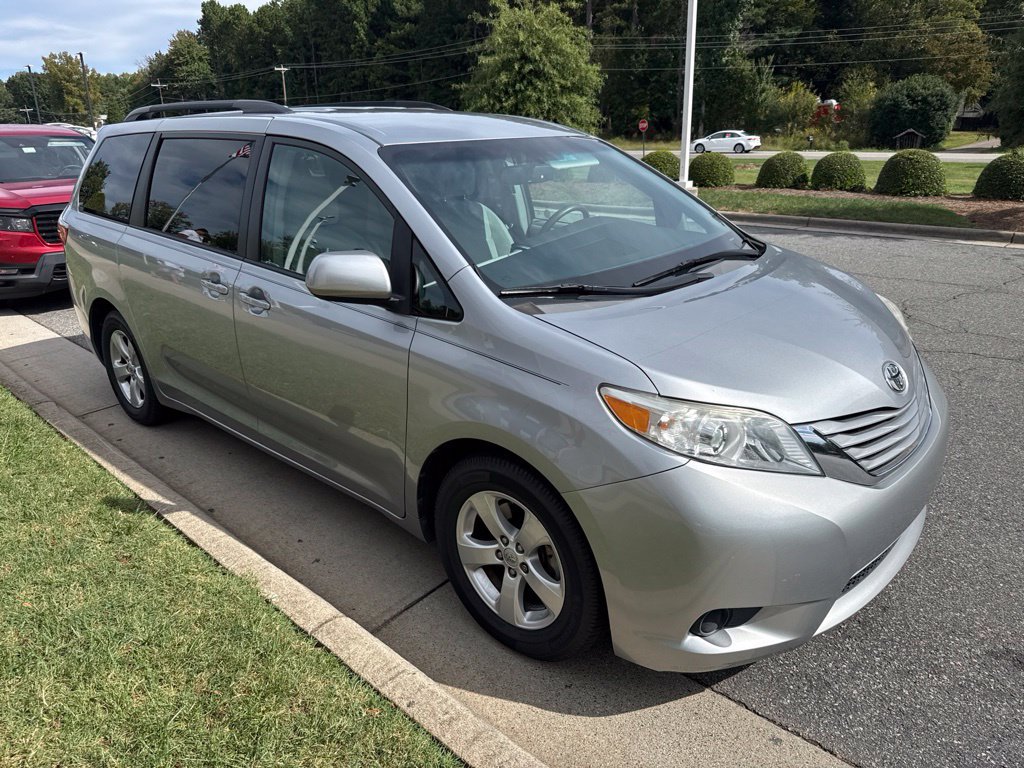 Used 2017 Toyota Sienna LE FWD image 3