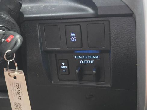 Used 2018 Toyota Tundra SR5 AWD/4WD image 32