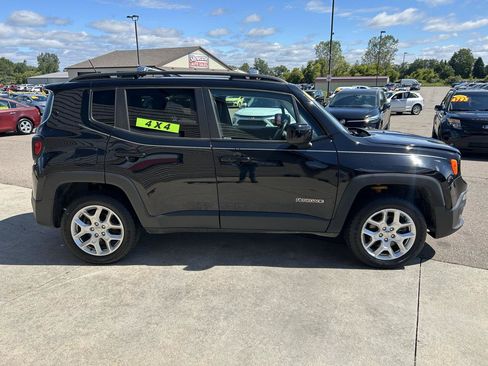 Used 2016 Jeep Renegade Latitude w/ Popular Equipment Group AWD/4WD image 4