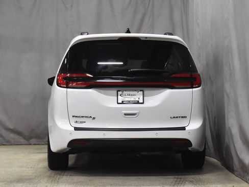 Certified 2025 Chrysler Pacifica Limited image 8