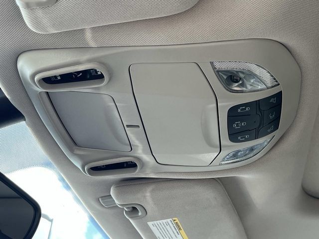 Used 2023 Chrysler Pacifica Limited FWD image 34