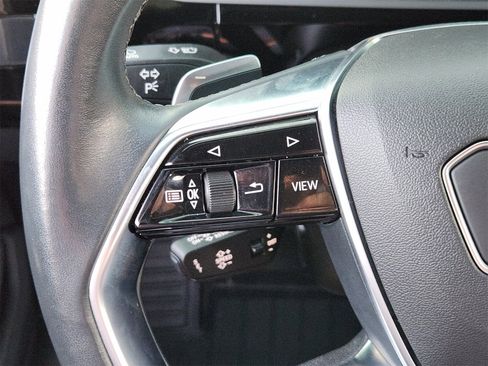 Used 2022 Audi e-tron Premium Plus image 38