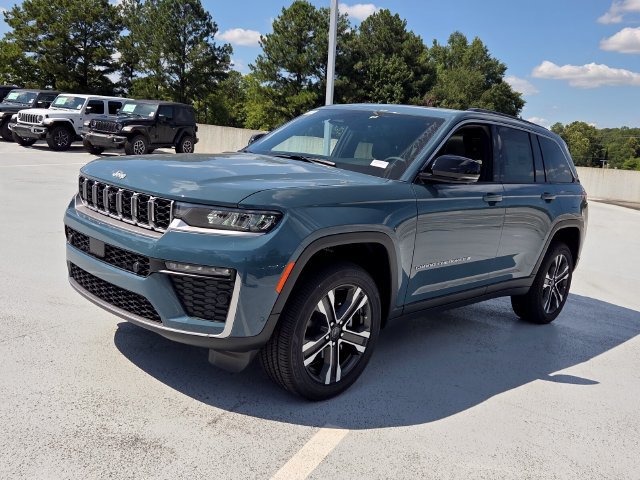 New 2027 Jeep Grand Cherokee Limited RWD image 3