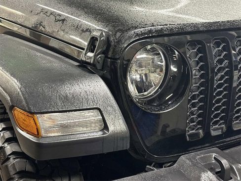 Used 2023 Jeep Gladiator Sport w/ Off Road Group image 3