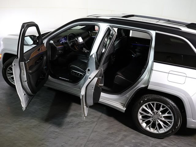 Used 2022 Jeep Grand Cherokee Summit w/ Adv Protech Group IV AWD/4WD image 5