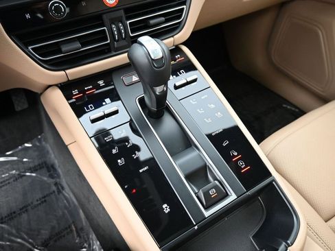 Certified 2023 Porsche Macan AWD/4WD image 24