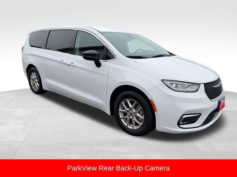 Used 2024 Chrysler Pacifica Touring-L image 9