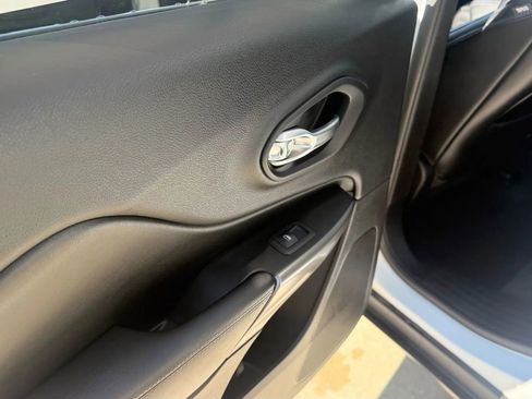 Used 2019 Jeep Cherokee Limited w/ Technology Group image 19