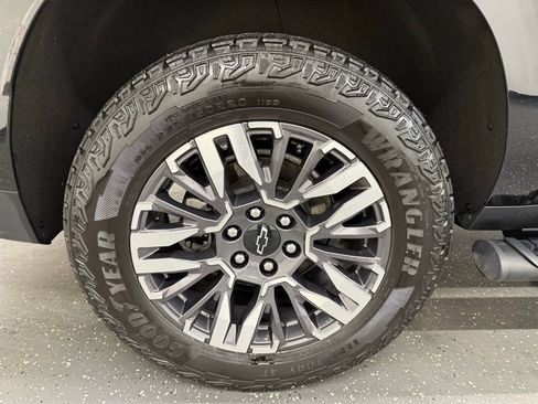 Used 2025 Chevrolet Suburban Z71 image 20