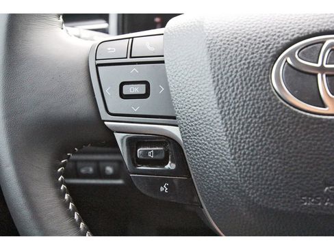 Used 2025 Toyota Camry SE w/ Convenience Package image 18