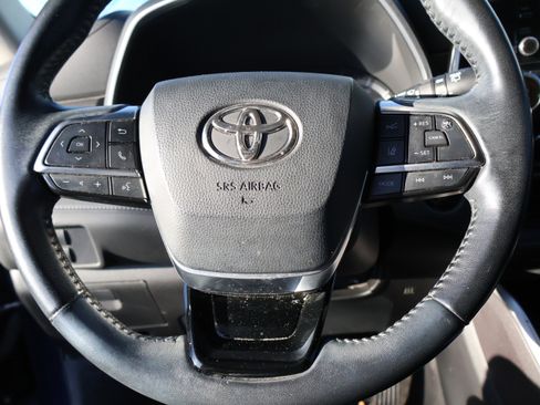Used 2020 Toyota Highlander XLE image 29