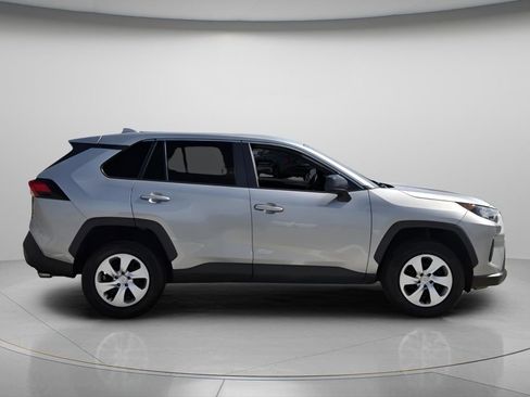 Used 2022 Toyota RAV4 LE AWD/4WD image 3
