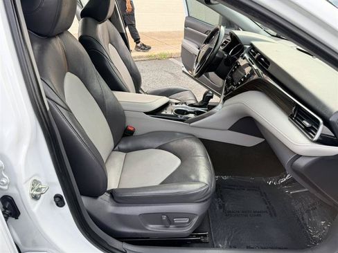Used 2020 Toyota Camry XLE FWD image 11