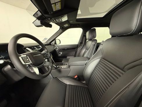 Certified 2025 Land Rover Discovery S image 6