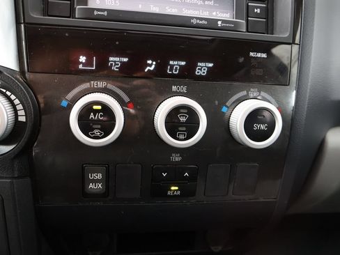 Used 2019 Toyota Sequoia SR5 AWD/4WD image 38