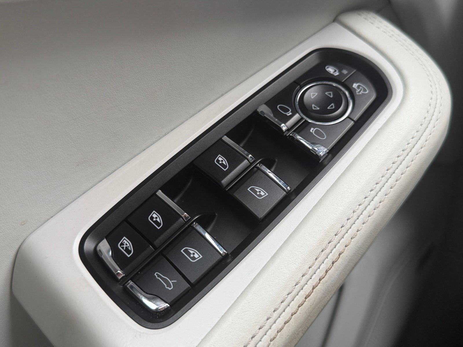 Used 2020 Porsche Macan Turbo AWD/4WD image 16