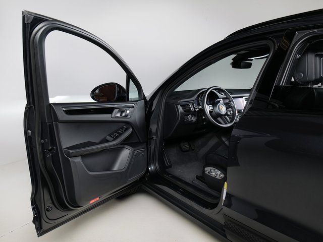 Certified 2026 Porsche Macan AWD/4WD image 28