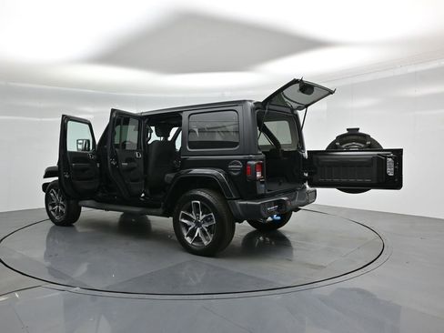Used 2024 Jeep Wrangler Unlimited image 31