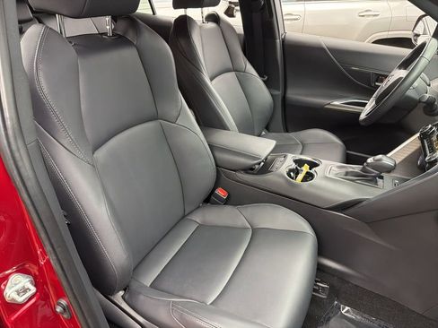 Used 2022 Toyota Venza XLE image 28