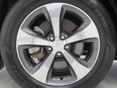 Used 2019 Jeep Cherokee Limited FWD image 27