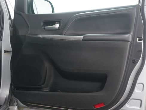 Used 2016 Toyota Sienna SE Premium image 9