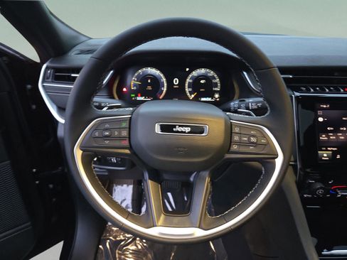 New 2025 Jeep Grand Cherokee Altitude image 18