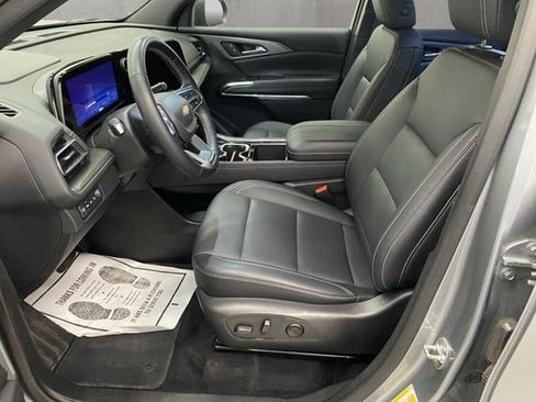 Used 2025 Chevrolet Traverse LT image 16