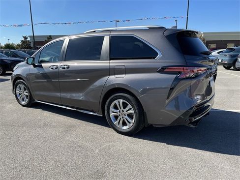 Used 2023 Toyota Sienna Platinum image 3