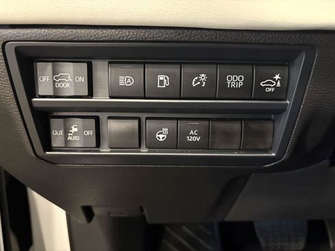 Used 2025 Toyota Sequoia Capstone AWD/4WD image 18