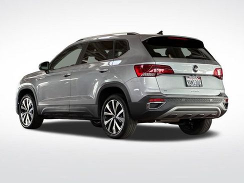 Certified 2022 Volkswagen Taos SE image 7