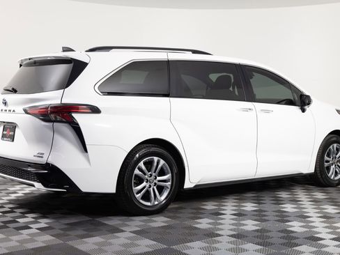 Used 2022 Toyota Sienna XSE AWD/4WD image 8