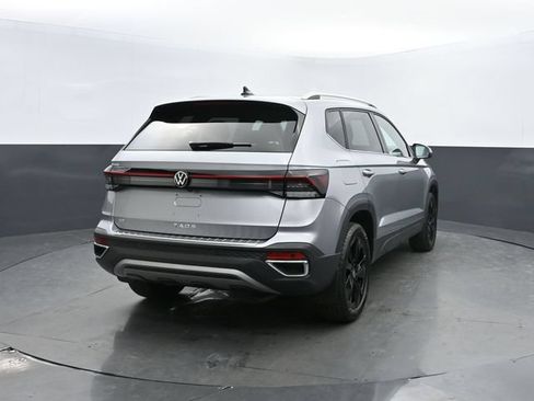 Used 2025 Volkswagen Taos SE FWD image 5