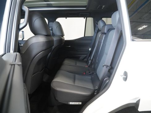 Used 2025 Lexus GX 550 w/ Accessory Package (2T) AWD/4WD image 13