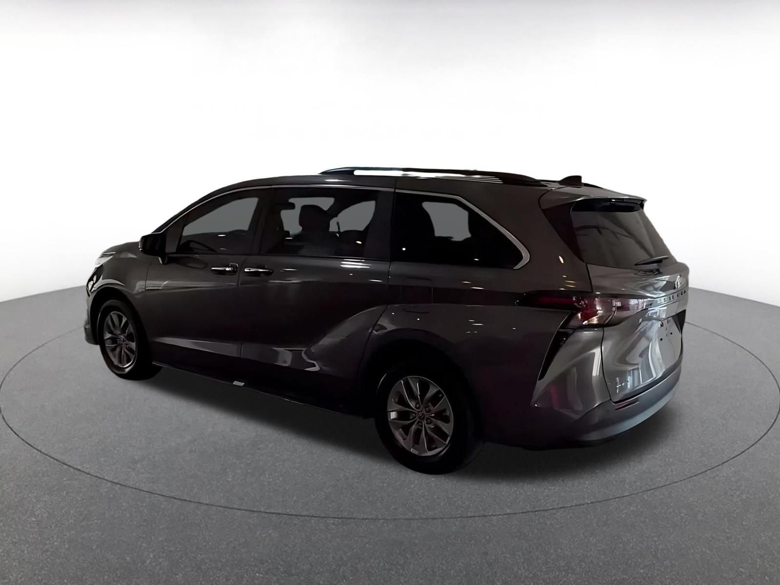 Used 2025 Toyota Sienna XLE FWD image 8