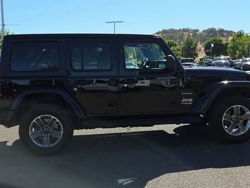 Used 2022 Jeep Wrangler Unlimited Sahara w/ LED Lighting Group AWD/4WD image 9