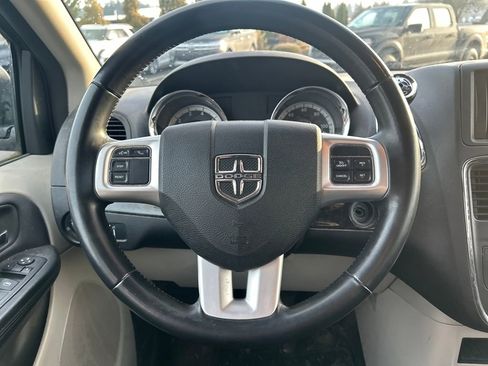 Used 2016 Dodge Grand Caravan American Value Package w/ UConnect Hands-Free Group image 19