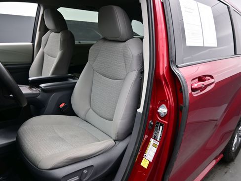 Used 2021 Toyota Sienna LE image 12