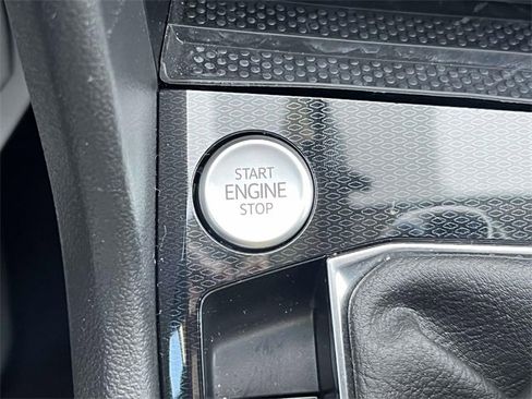 Used 2025 Volkswagen Taos SE image 33