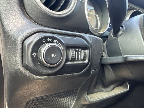 Used 2018 Jeep Wrangler Unlimited Sahara w/ Cold Weather Group AWD/4WD image 34