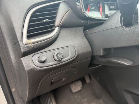 Used 2020 Chevrolet Trax LT w/ LT Convenience Package FWD image 8