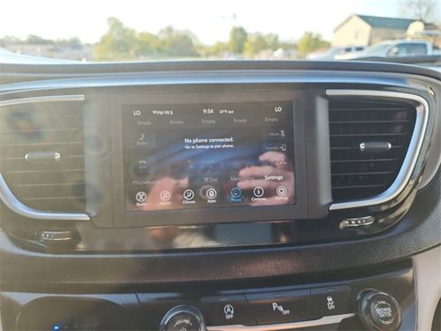 Used 2020 Chrysler Pacifica Touring image 24