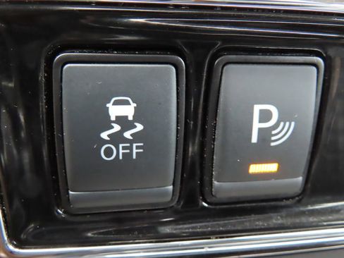 Used 2018 Nissan Titan Platinum Reserve AWD/4WD image 10