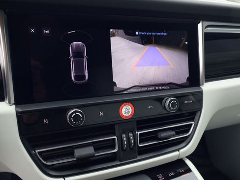 Certified 2023 Porsche Macan Turbo AWD/4WD image 18